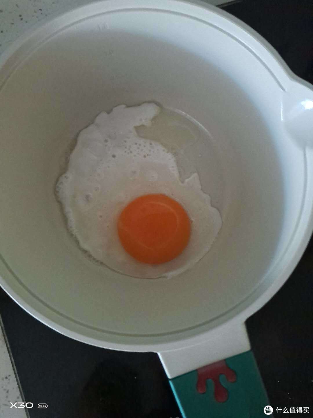 煎鸡蛋是最能直观看出不粘锅的涂层究竟好用不好用，帝伯朗这个小锅子煎鸡蛋还是可以的，放了薄薄的一层油就可以，煎鸡蛋的时候完全不会粘锅，而且感温王冠真的有在变化的。