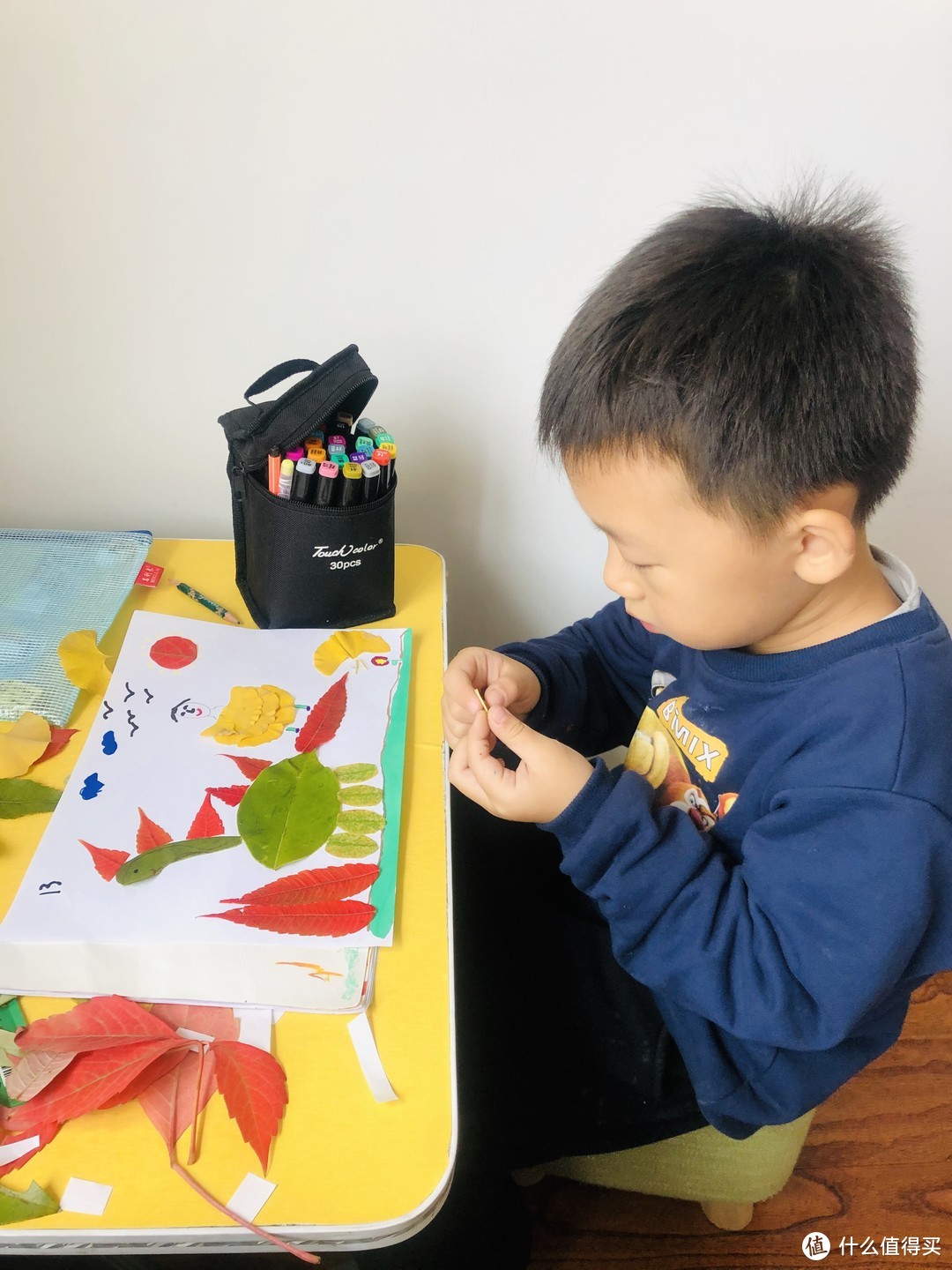 幼儿园秋冬作业必选——树叶粘画，你陪孩子做了吗