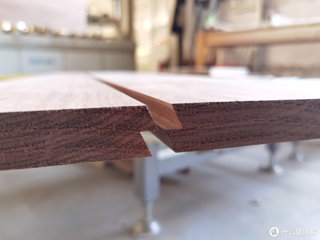 首先是实木拼板，因为进口的标准烘烤木板，都是8到20公分的标准切割板