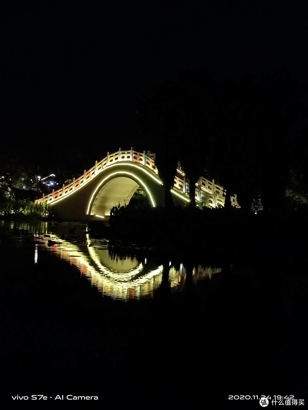 手机摄影：夜景之美，突破限制框架摄影或许收获更丰富