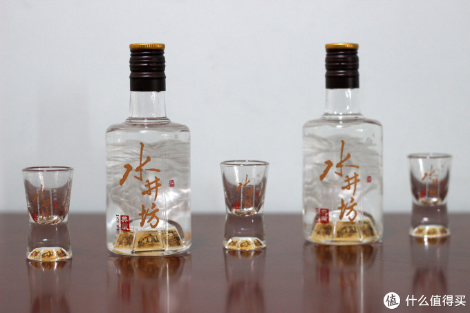 带些花纹图案的玻璃饮酒杯