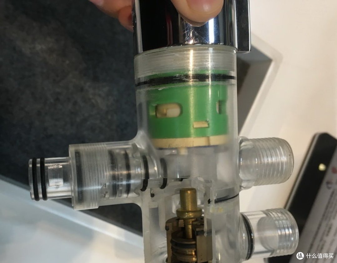 绿色部分为分水阀芯，转动切换不同出水功能