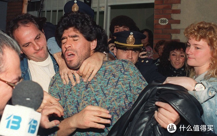 1991年4月26日，马拉多纳因吸毒被逮捕，照片来自DANIEL LUNA/AFP/Getty Images