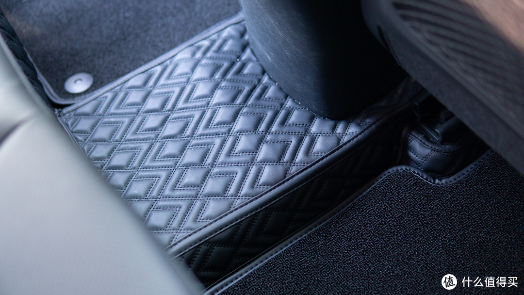 一款脚垫能否带来更舒适的驾乘体验？途悦360航空软包脚垫 安装体验