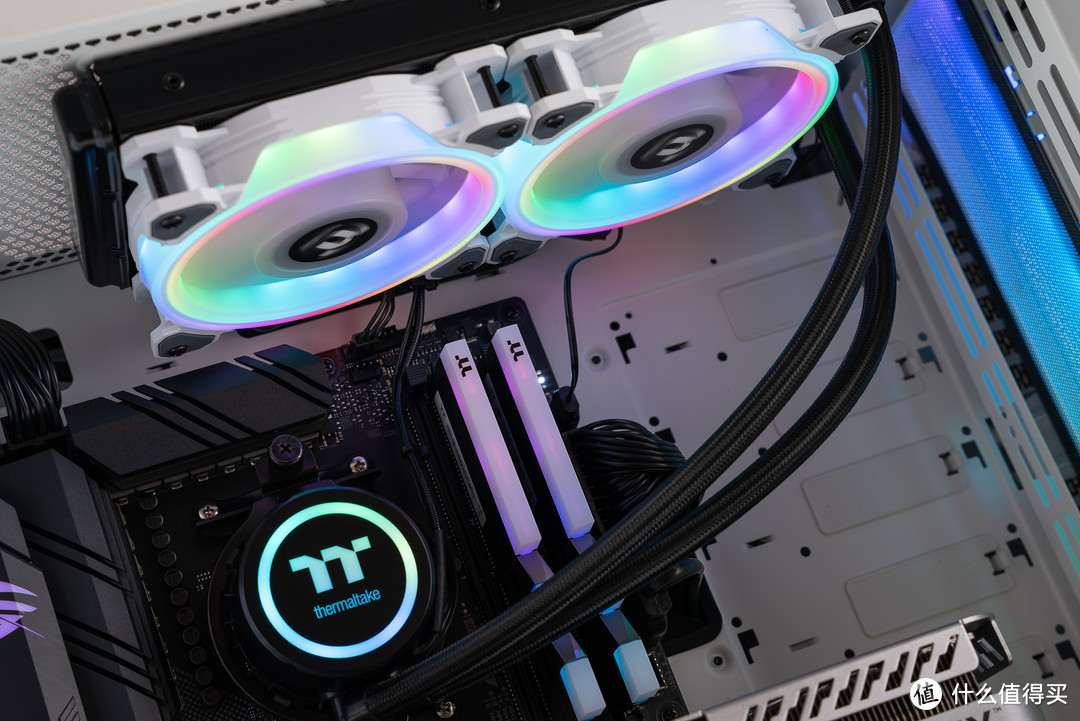 白色主题也要RGB，5800X + RTX 3070 + Tt全家桶桌面秀