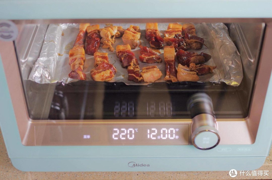 一键智慧烹饪，还能给食物减脂！美的首款华为鸿蒙系统蒸烤机器人入手体验