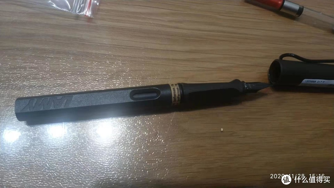 钢笔本体，自带一个墨囊