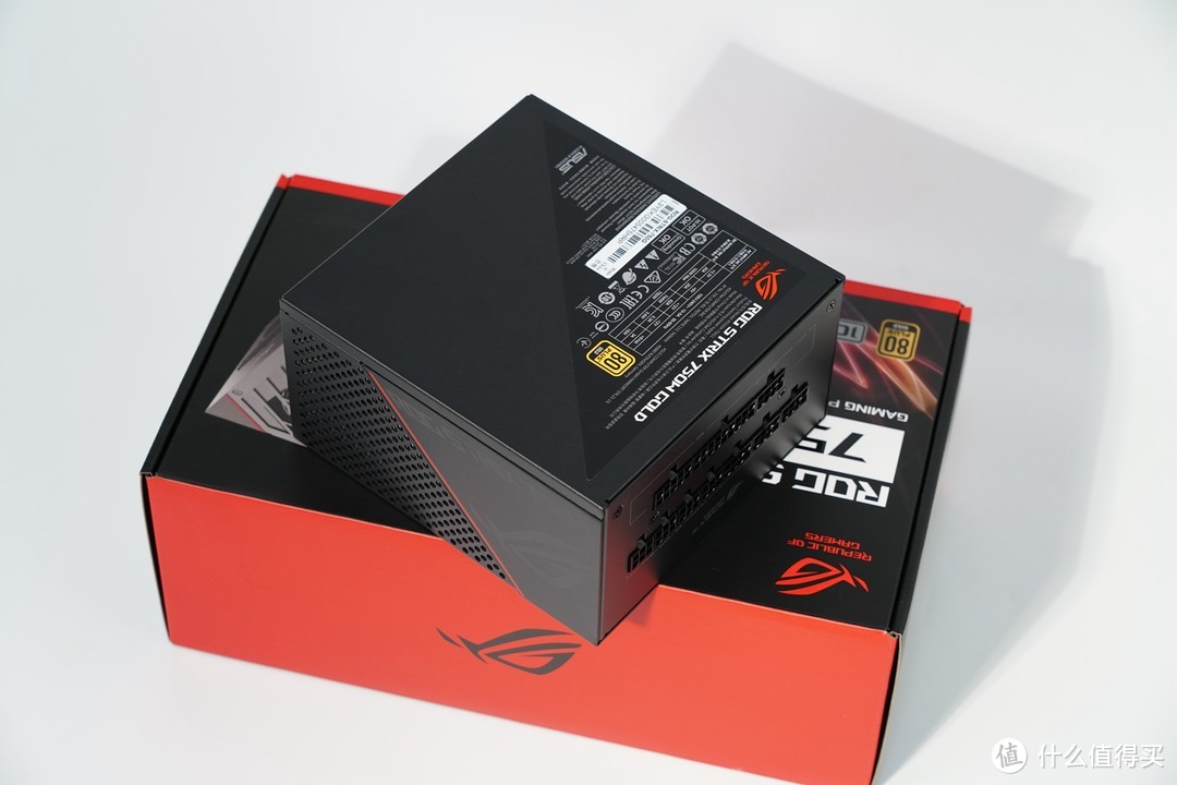 电源整体外观以黑色为主，红色为点缀，是ROG产品最经典的配色。80Plus金牌认证，采用全模组线材设计，电源长度为16cm。