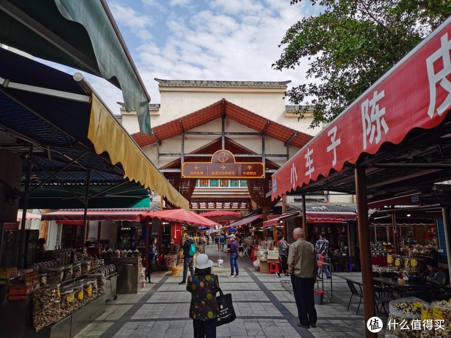 陈皮村成行成市的陈皮售卖店铺琳琅满目