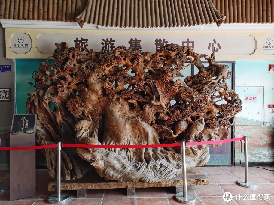 陈皮村旅游集散中心旁的巨制木雕