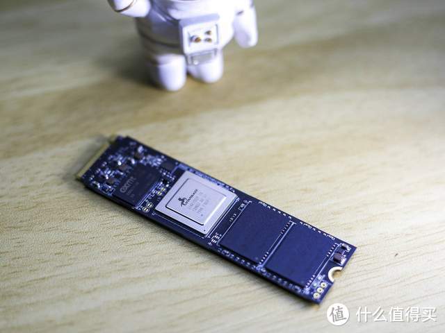 黑苹果艰难用上国产NVMe SSD，首款国产高端固态硬盘测评，就等国产系统了