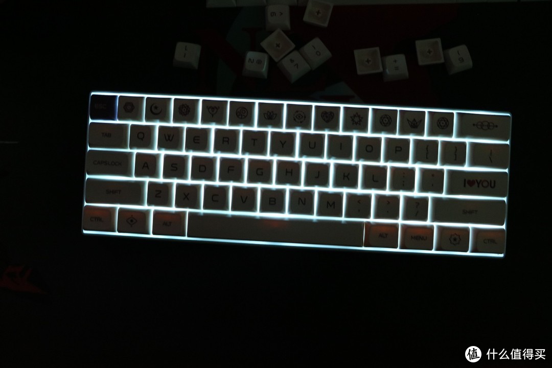 黑暗状态下，纯冰蓝键盘背光效果，遮光效果总体不错，底下一排稍微不太理想