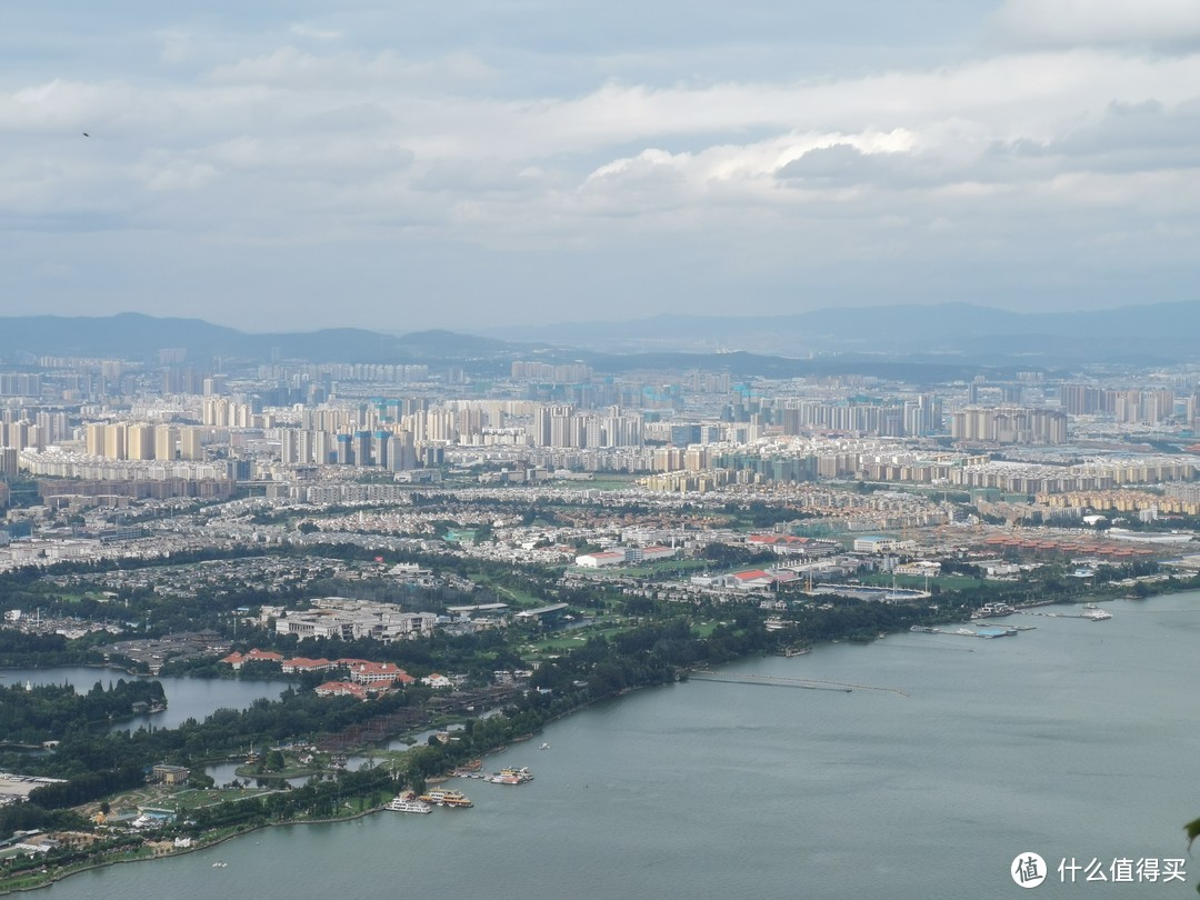 从山上看市区和滇池