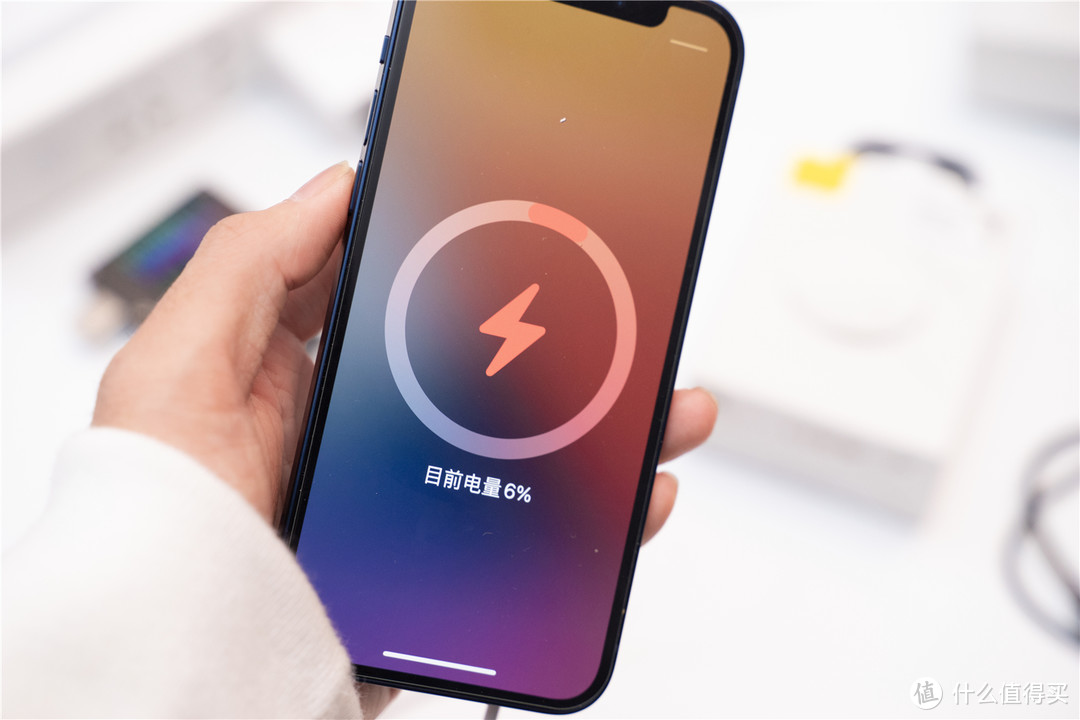 让iPhone12摆脱有线充电的束缚，倍思极简Mini磁吸无线充电器
