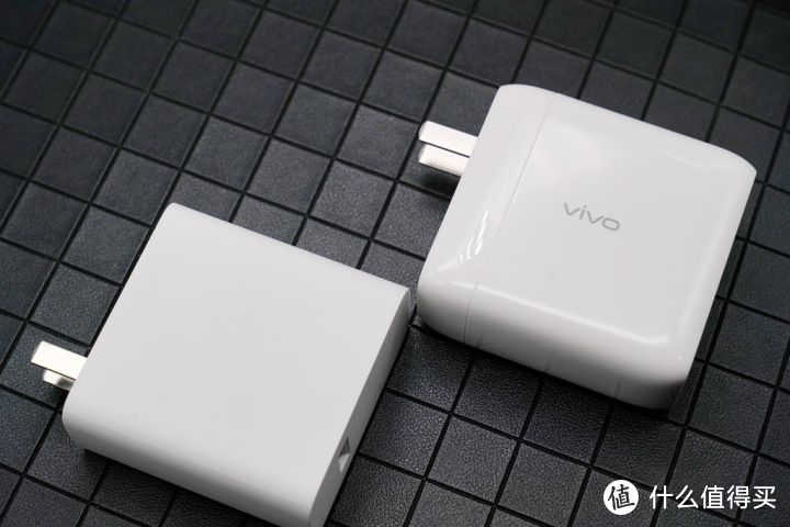 三口输出、快人一步！vivo 65W多口闪充充电器体验