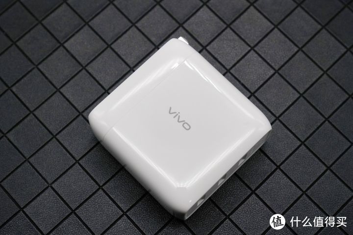 三口输出、快人一步！vivo 65W多口闪充充电器体验