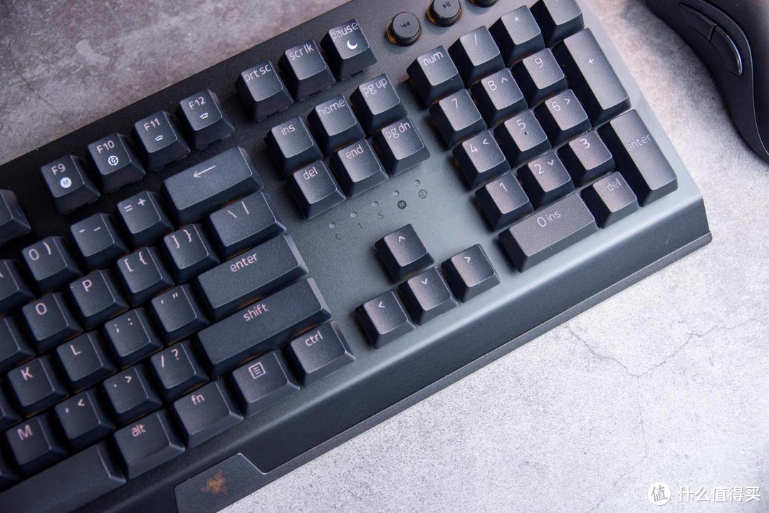 雷蛇三剑客之黑寡妇蜘蛛v3 PRO 三模无线电竞机械键盘上手体验