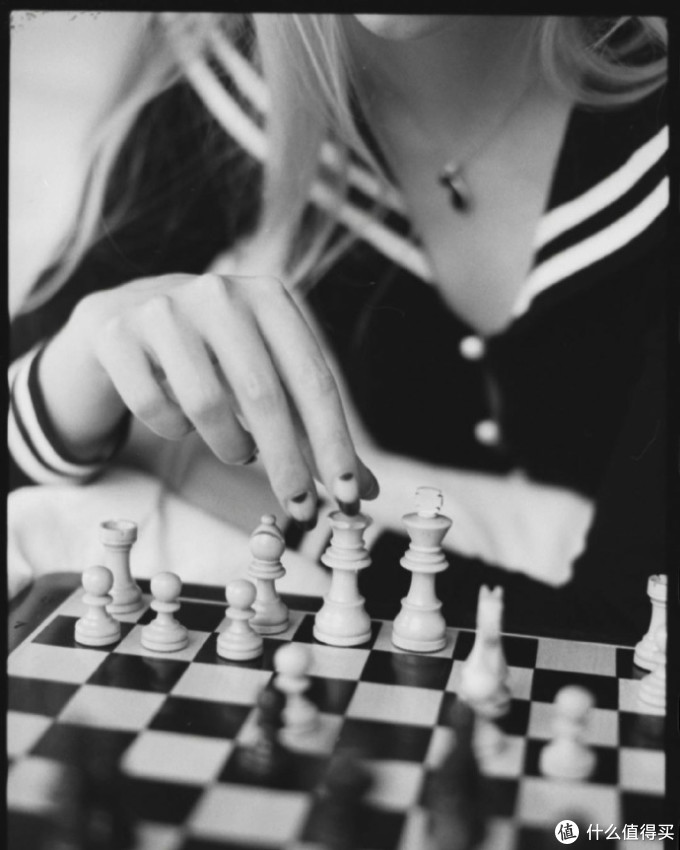 《后翼弃兵》火了,女主安雅·泰勒-乔伊拍摄写真大片,还不快一起来下棋?