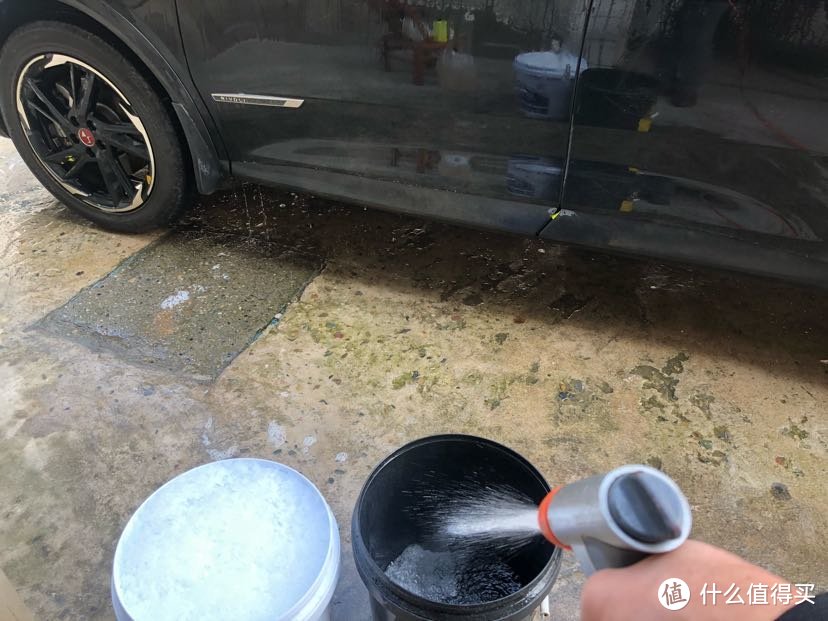 两个桶，黑色的用来专门清洗洗车拖把的泥沙，洗一处，洗一次。