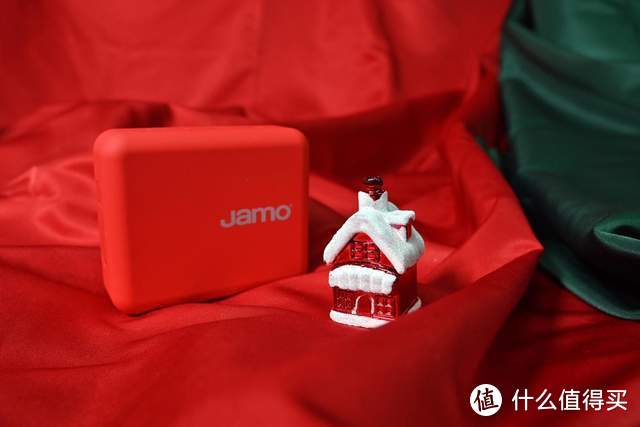 你看这个Jamo的小方盒，像不像今年的圣诞礼物盒？