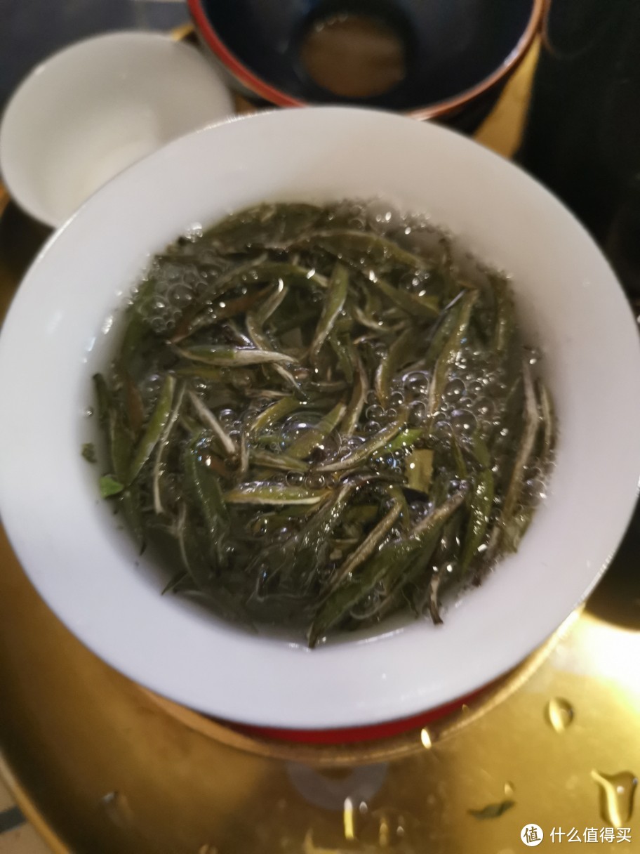 阖茗轩白牡丹一级和白牡丹特级白毫银针特级对比。