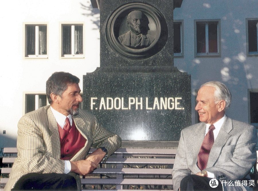 君特·布吕莱恩（左）和瓦尔特·朗格（右）在朗格创始人雕像前