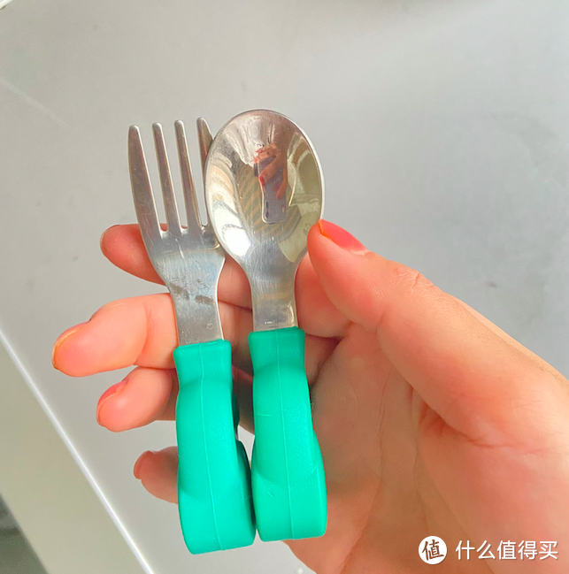 宝宝自主进食后，用什么餐具？