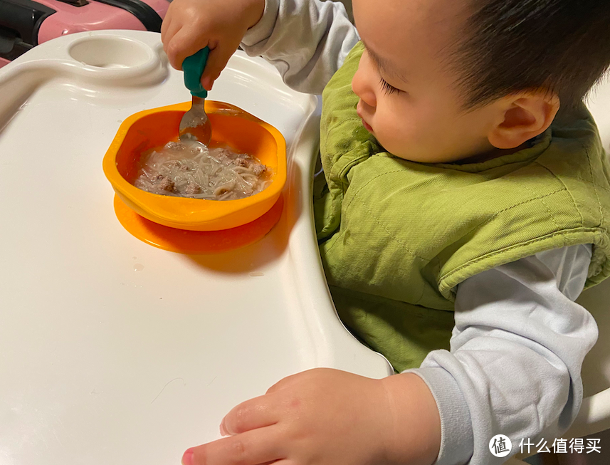 宝宝自主进食后，用什么餐具？