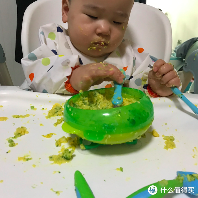 宝宝自主进食后，用什么餐具？