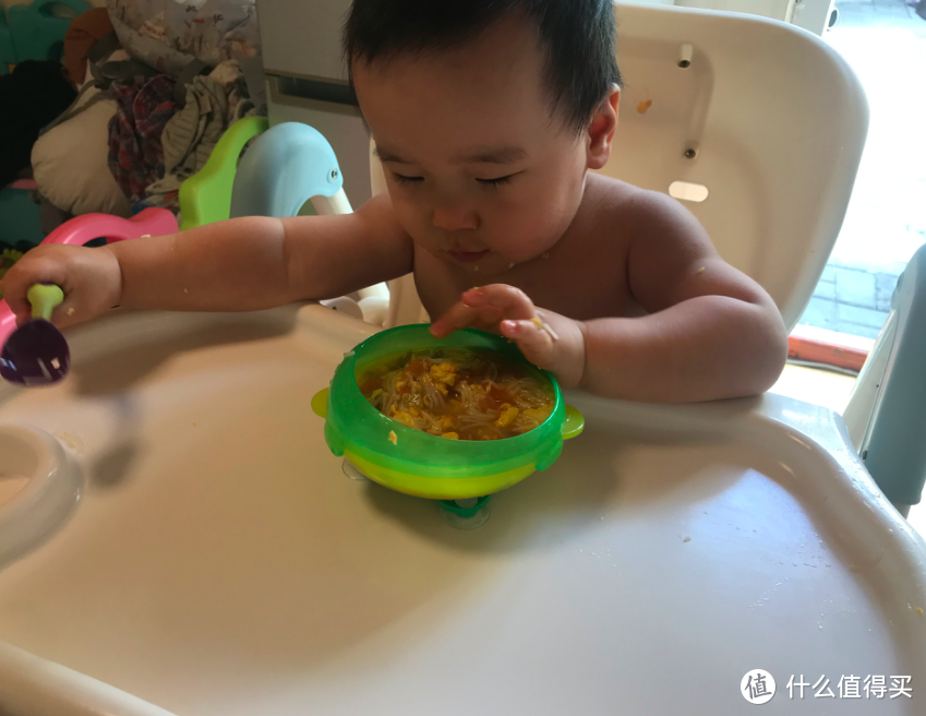 宝宝自主进食后，用什么餐具？