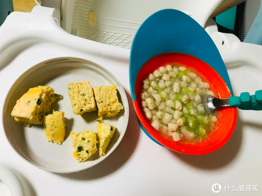 宝宝自主进食后，用什么餐具？