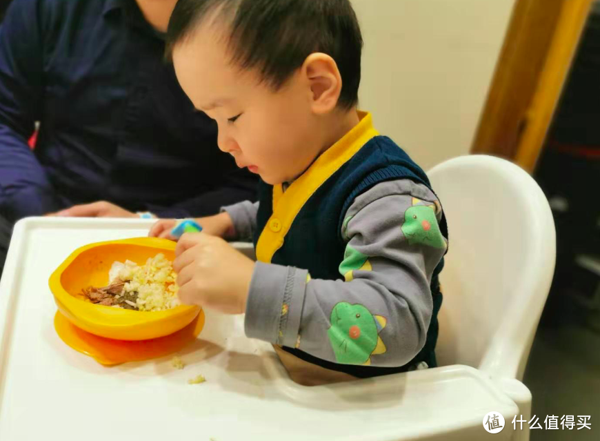 宝宝自主进食后，用什么餐具？