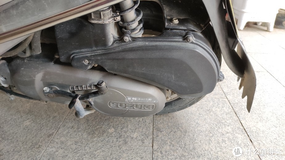 铃木韵彩QS100T踏板摩托车更换空气滤芯和机油