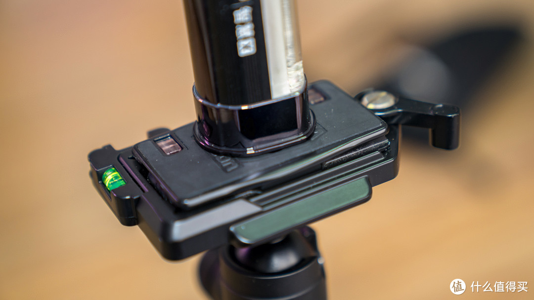 可以方便的安装在相机三脚架上，方便在各种场景下使用。