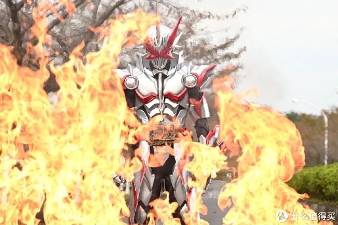 假面骑士圣刃勇气之龙搭配迪亚哥迅捷摩托突然好萌