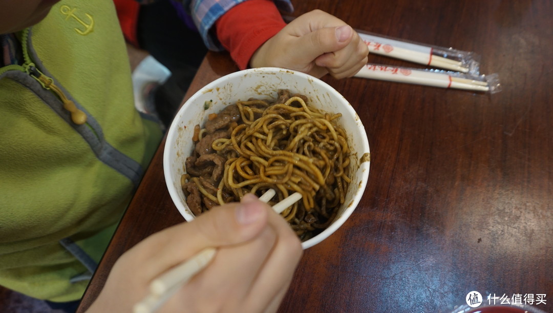 热干面口感很独特，加了酸豆角很开胃，不错不错