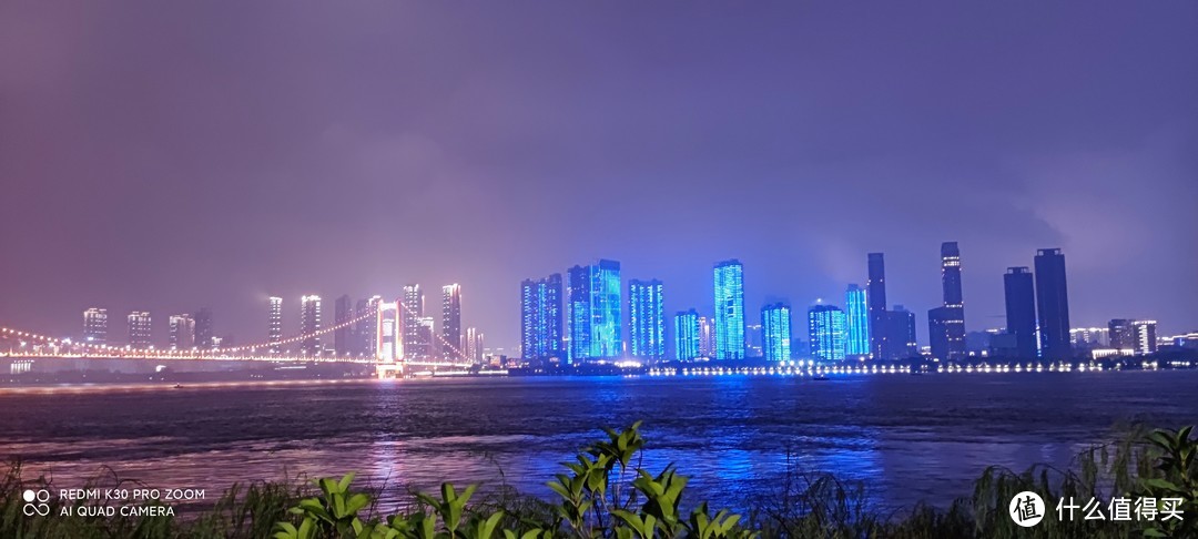 晚上吃完饭，老人累了回酒店休息。带着孩子沿江边走走，看看夜景，真的很赞