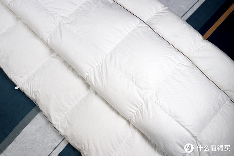 网易严选95%白鹅绒加厚冬被体验：1300g充绒，24.7cm高蓬松度，打造冬日轻盈暖被窝
