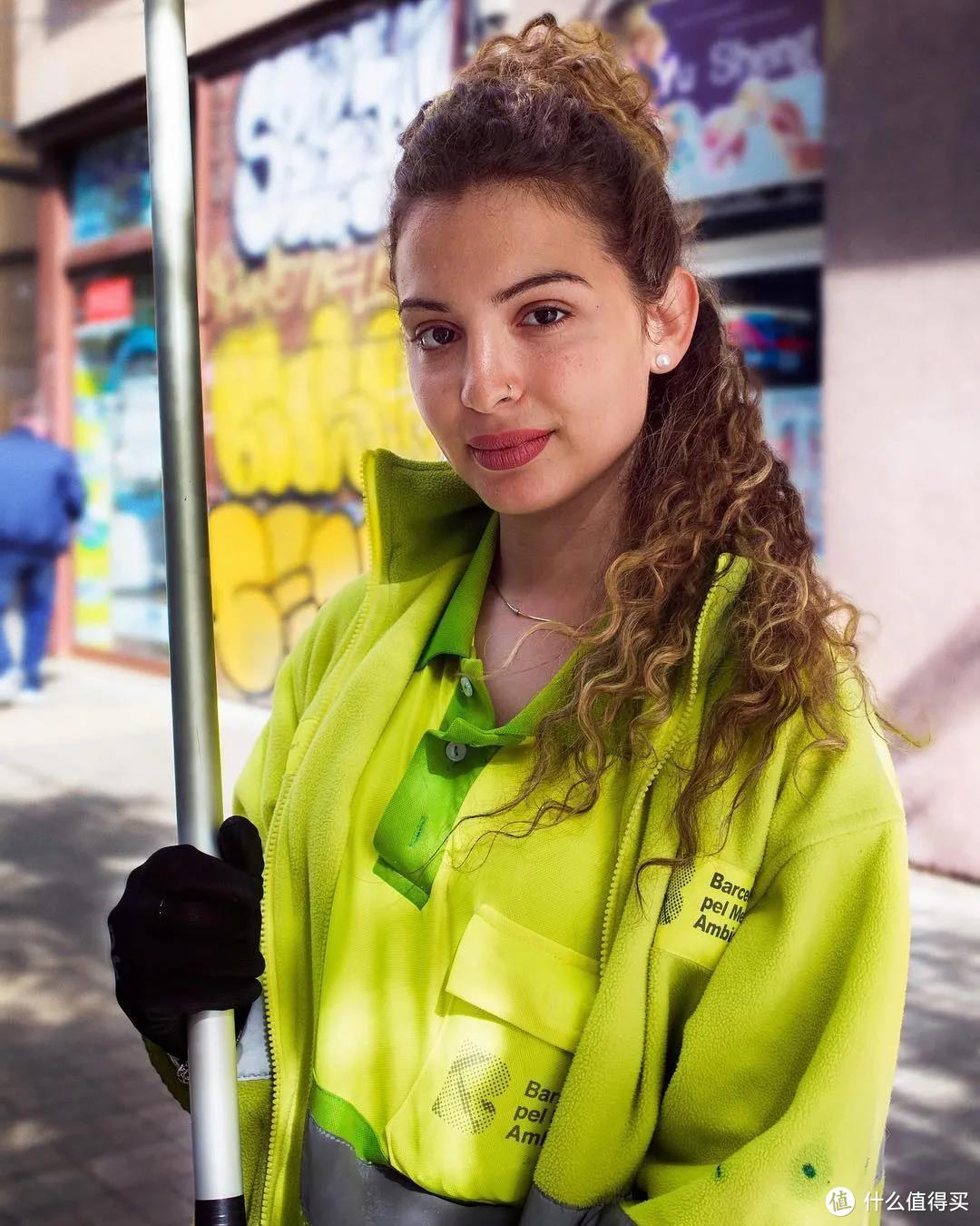 21岁的Juncal是巴塞罗那街头一名环卫工人，她从19岁开始做这份工作。在Juncal看来，工作不分贵贱，反而她为自己的经济独立感到自豪