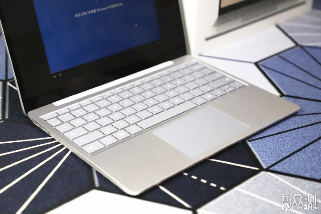 在右侧边是surface connect电源插孔,电源头和插孔采用的是磁吸善计