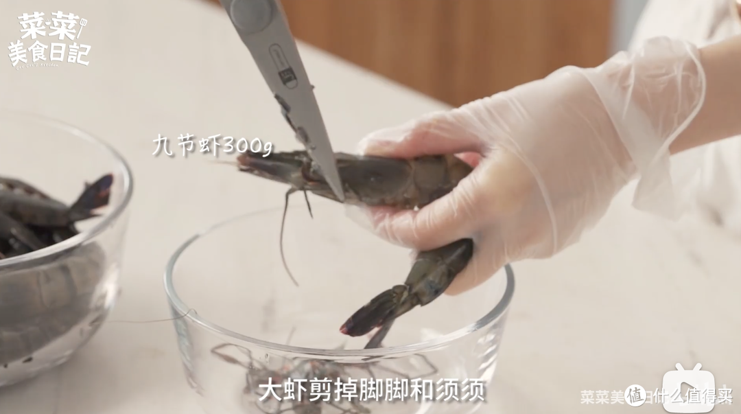 【视频】2元泡面配300元大虾，低端食材往往需要土豪的烹饪方式！