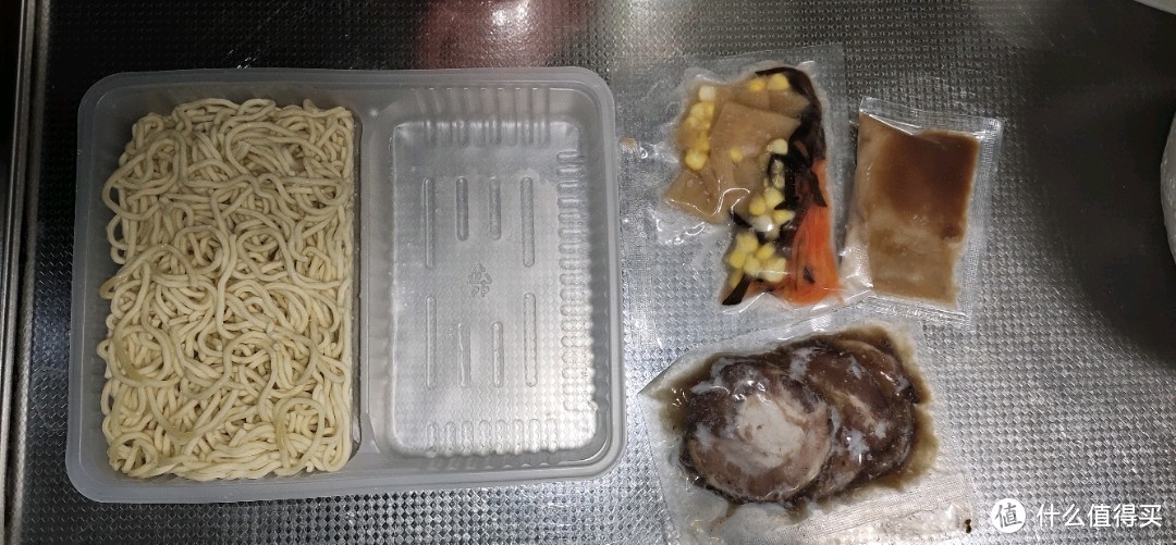 老婆饼里真的有“老婆”？看，有大肉！没必要去日料店，3分钟就能搞定的速冻日式豚骨拉面值试试