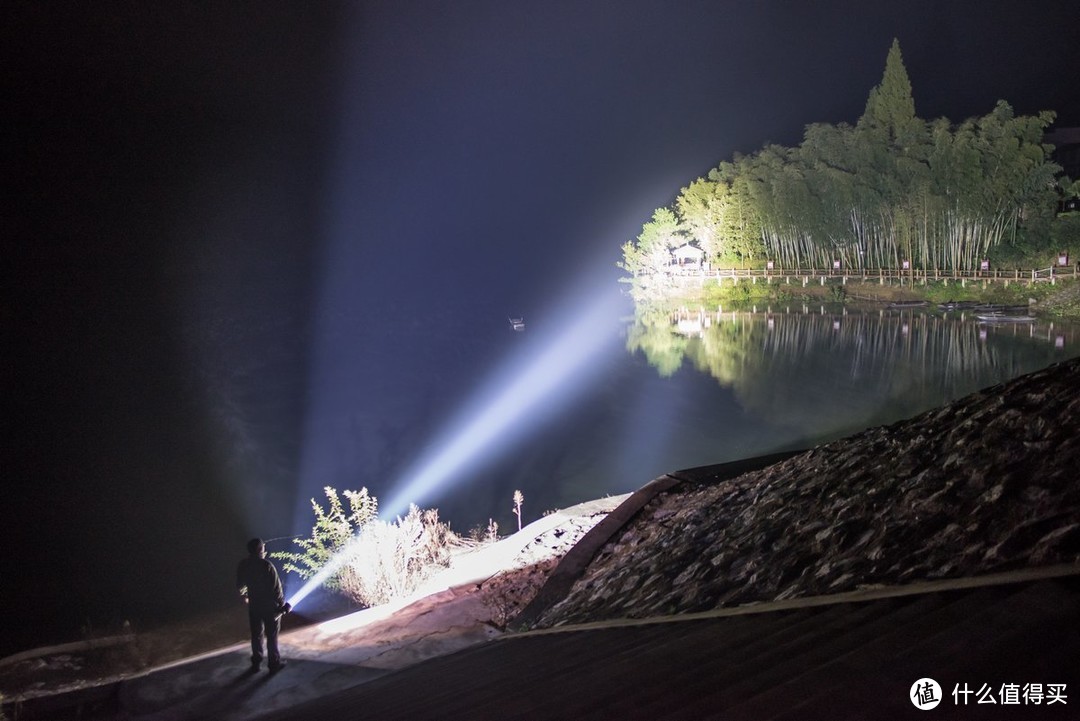 撕裂黑夜光芒万丈LumintopGT94 手持"探照灯"评测