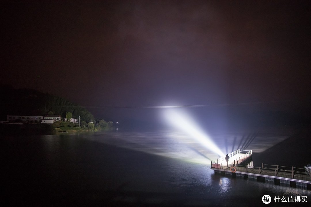 撕裂黑夜光芒万丈LumintopGT94 手持"探照灯"评测