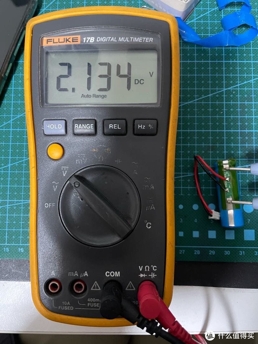 只有2.1v，标称电压是3.2v，所以是电池坏了无疑