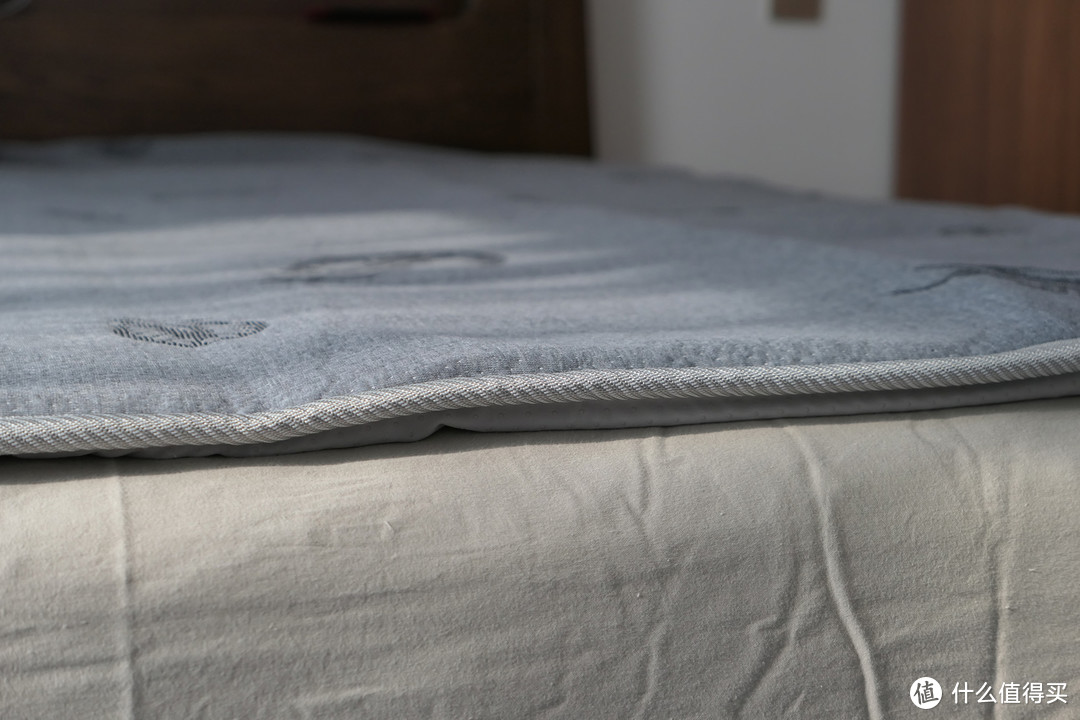 能除湿能暖床的过冬神器：美的电热水暖床垫让冬天不再冷冰冰，助你一觉到天明！