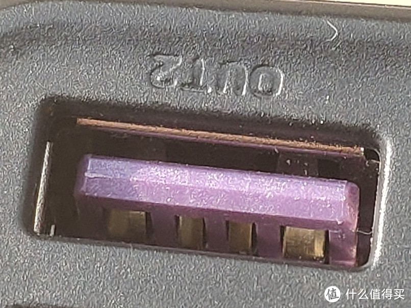 紫色的华为超级快充口，可以看到弹片做了大电流设计