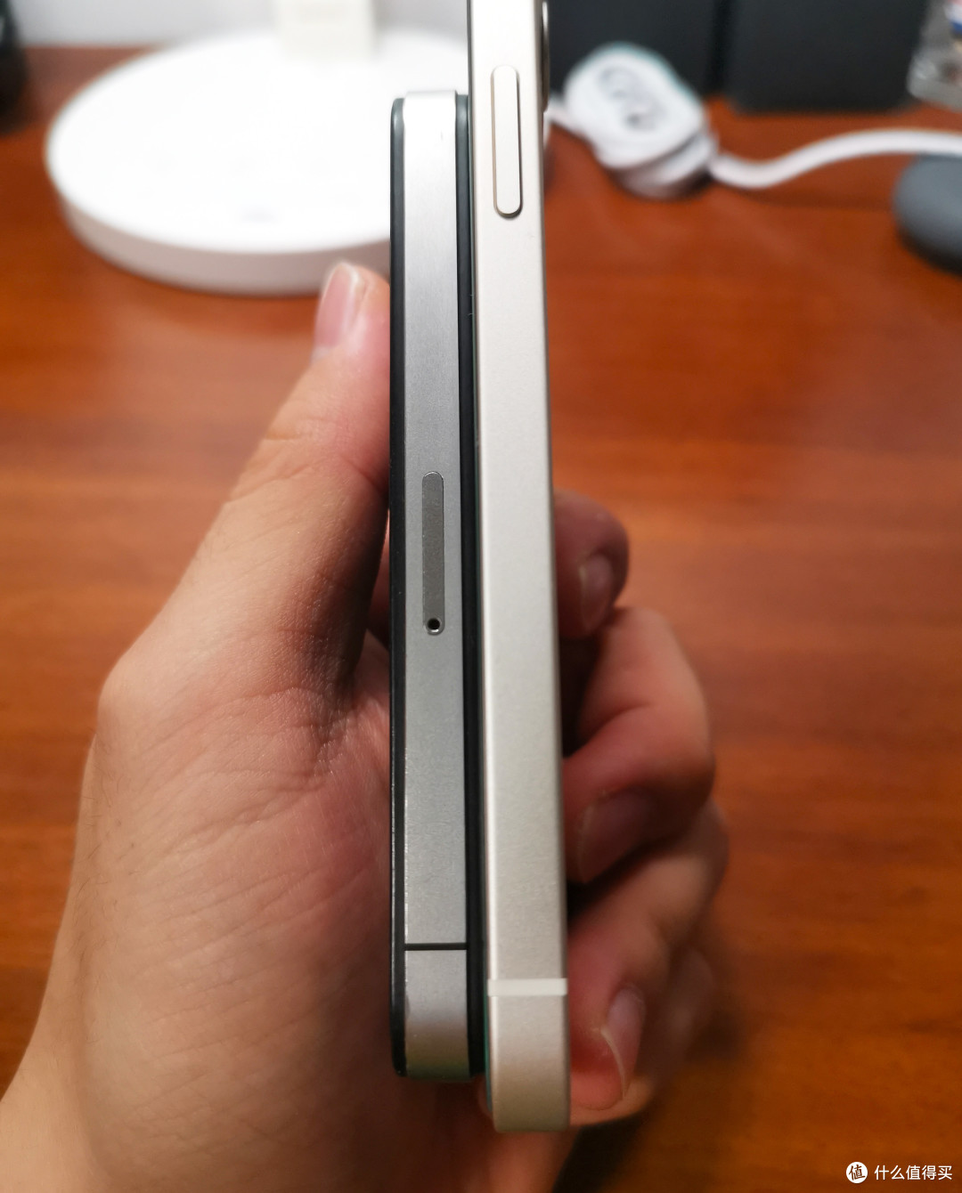 除了4的音量键圆形变成12的更好按的长条形,这侧面真是没啥变化iphone