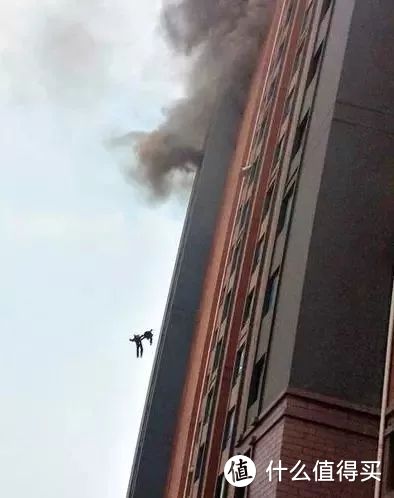 2014年5月1日，上海徐汇区一高层居民楼发生火灾，钱凌云、刘杰两名消防员在扑救过程中，受轰燃和热气浪推力影响，从13楼坠落