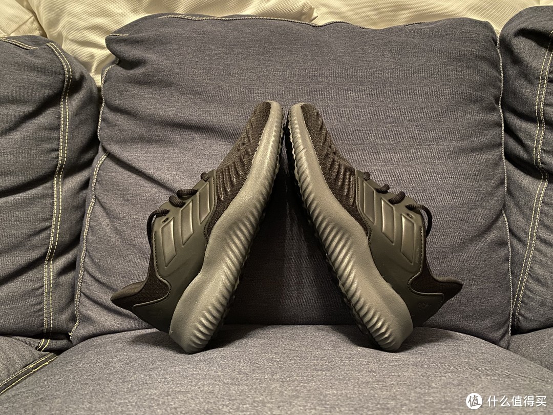 黑色“小椰子”跑鞋！adidas alphabounce